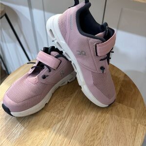 Lil Girls Pink and Navy On Clouds size 11